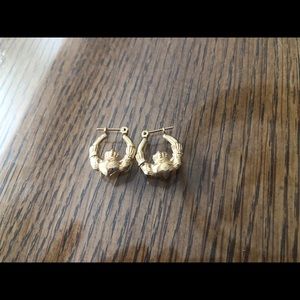 Gold claddagh earrings